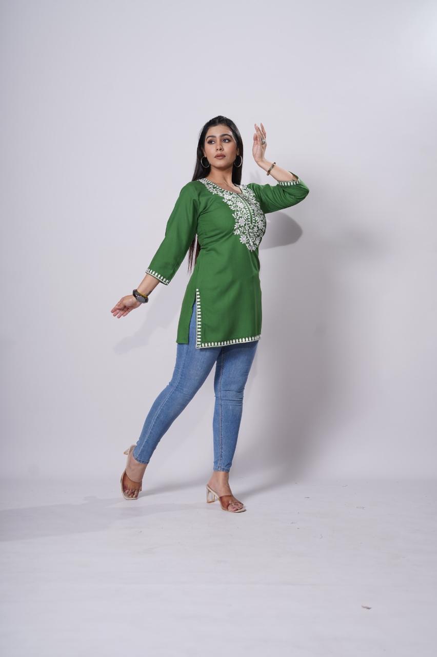 🌸 Women’s Embroidered short Kurti – 🌸